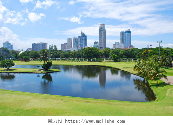 马尼拉绿色高尔夫球场与城市背景高尔夫球场绿化与城市背景